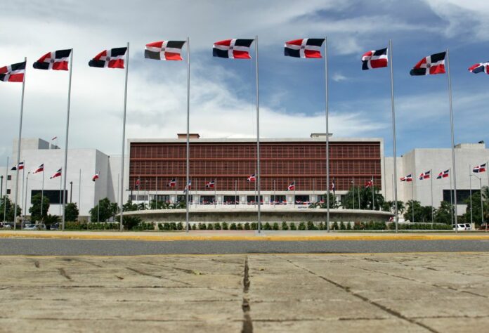 El canciller Roberto Alvarez dejó plantados este jueves por quinta vez a 43 diputados que le convocaron para que explicara a las comisiones de Fuerzas Armadas, Relaciones Exteriores y de Asuntos Fronterizos de la Cámara Baja asuntos relacionados con la crisis diplomática entre República Dominicana y Haití.