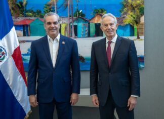 El portavoz presidencial, Homero Figueroa, utilizó sus plataformas de redes sociales para anunciar con entusiasmo la significativa visita del ex primer ministro británico, Tony Blair, a la República Dominicana. En un mensaje compartido, Figueroa transmitió que el presidente Abinader mostró su complacencia al recibir al distinguido visitante.