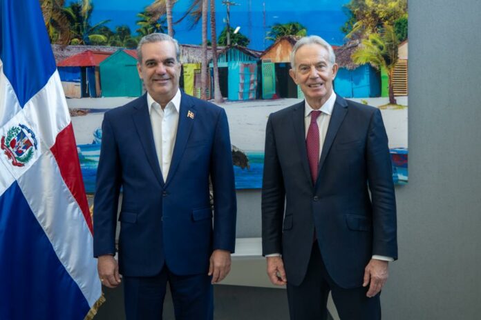 El portavoz presidencial, Homero Figueroa, utilizó sus plataformas de redes sociales para anunciar con entusiasmo la significativa visita del ex primer ministro británico, Tony Blair, a la República Dominicana. En un mensaje compartido, Figueroa transmitió que el presidente Abinader mostró su complacencia al recibir al distinguido visitante.