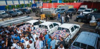 El ministro Administrativo de la Presidencia, José Ignacio Paliza visitó hoy el centro de acopio de Santo Domingo Oeste, desde donde se atenderán a las familias afectadas por las lluvias del fin de semana y exhortó a los funcionarios atender las familias sin mirar colores partidarios.