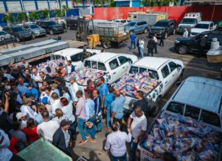 El ministro Administrativo de la Presidencia, José Ignacio Paliza visitó hoy el centro de acopio de Santo Domingo Oeste, desde donde se atenderán a las familias afectadas por las lluvias del fin de semana y exhortó a los funcionarios atender las familias sin mirar colores partidarios.
