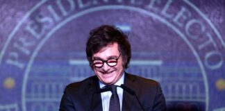 El candidato oficialista a la Presidencia de Argentina, Sergio Massa, reconoció este domingo su derrota en el balotaje, que dio el triunfo -aún sin cifras oficiales- a su oponente, el líder de La Libertad Avanza (ultraderecha), Javier Milei, quien será próximo mandatario del país desde el 10 de diciembre.