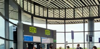 La renegociación del contrato de concesión a Aeropuertos Dominicanos Siglo XXI (Aerodom) anunciada por el presidente Luis Abinader contempla un “ajuste tarifario” en los precios por inflación de un 13 % a partir del 1 de diciembre, según reportan medios de prensa.
