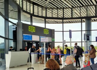 La renegociación del contrato de concesión a Aeropuertos Dominicanos Siglo XXI (Aerodom) anunciada por el presidente Luis Abinader contempla un “ajuste tarifario” en los precios por inflación de un 13 % a partir del 1 de diciembre, según reportan medios de prensa.