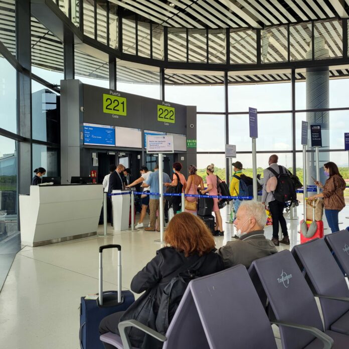 Aerodom aumentará tarifa a los viajeros a partir de diciembre La renegociación del contrato de concesión a Aeropuertos Dominicanos Siglo XXI (Aerodom) anunciada por el presidente Luis Abinader contempla un “ajuste tarifario” en los precios por inflación de un 13 % a partir del 1 de diciembre, según reportan medios de prensa.