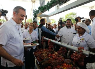 El presidente Luis Abinader encabezó este domingo el lanzamiento de Navidad del Cambio 2023, con el que se ofrecerán unos 10 millones de raciones de almuerzos y cenas navideñas, a través de los 106 comedores económicos.