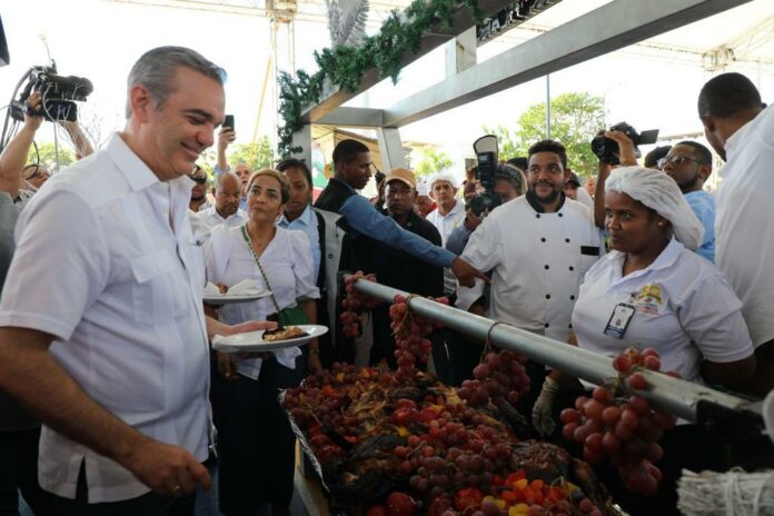 El presidente Luis Abinader encabezó este domingo el lanzamiento de Navidad del Cambio 2023, con el que se ofrecerán unos 10 millones de raciones de almuerzos y cenas navideñas, a través de los 106 comedores económicos.