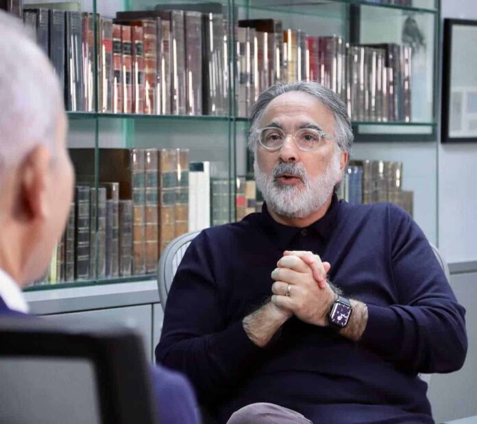 Dauhajre: Gobierno ha sido tímido defendiendo a los trabajadores El economista Andy Dauhajre expresó este martes que el gobierno dominicano ha sido «tímido» en los procesos de defensa del trabajador, por lo que tiene que ser «más agresivo» para que puedan mejorar los salarios «infames» de los empleados.