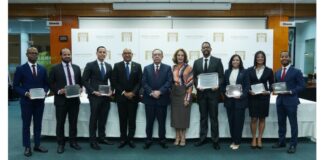 1. El gobernador del Banco Central de la República Dominicana (BCRD), Héctor Valdez Albizu, presidió la ceremonia de entrega de los premios del ‘Concurso de Economía Biblioteca Juan Pablo Duarte’, inmerso en el programa de actividades programadas con motivo del 76º aniversario del BCRD.