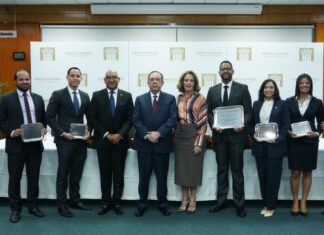 1. El gobernador del Banco Central de la República Dominicana (BCRD), Héctor Valdez Albizu, presidió la ceremonia de entrega de los premios del ‘Concurso de Economía Biblioteca Juan Pablo Duarte’, inmerso en el programa de actividades programadas con motivo del 76º aniversario del BCRD.