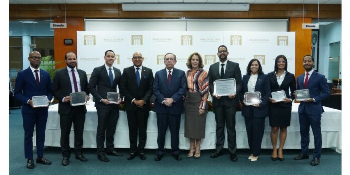 1. El gobernador del Banco Central de la República Dominicana (BCRD), Héctor Valdez Albizu, presidió la ceremonia de entrega de los premios del ‘Concurso de Economía Biblioteca Juan Pablo Duarte’, inmerso en el programa de actividades programadas con motivo del 76º aniversario del BCRD.