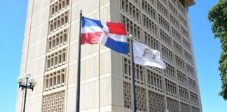 El gobernador del Banco Central de la República Dominicana (BCRD), Héctor Valdez Albizu recibió una visita del equipo técnico (staff visit) del Fondo Monetario Internacional (FMI), liderada por el jefe de misión Emilio Fernández-Corugedo, que se encuentra en el país para realizar una evaluación sobre el comportamiento de la economía dominicana y sus previsiones para los años 2023 y 2024. Adicionalmente, la misión del FMI se reunirá durante esta semana con diversos ministerios del Gobierno, otras entidades públicas e instituciones privadas.