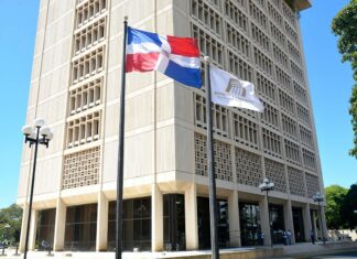 El gobernador del Banco Central de la República Dominicana (BCRD), Héctor Valdez Albizu recibió una visita del equipo técnico (staff visit) del Fondo Monetario Internacional (FMI), liderada por el jefe de misión Emilio Fernández-Corugedo, que se encuentra en el país para realizar una evaluación sobre el comportamiento de la economía dominicana y sus previsiones para los años 2023 y 2024. Adicionalmente, la misión del FMI se reunirá durante esta semana con diversos ministerios del Gobierno, otras entidades públicas e instituciones privadas.