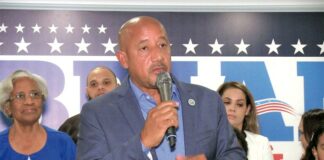 El alcalde de la ciudad de Lawrence, Brian A Depeña, envió un mensaje de solidaridad al país, ante los graves problemas que como consecuencias de las torrenciales lluvias del pasado sábado, más de una veintena de dominicanos perdieron sus vidas.