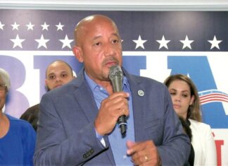 Alcalde de Lawrence envía mensaje de solidaridad al pueblo dominicano El alcalde de la ciudad de Lawrence, Brian A Depeña, envió un mensaje de solidaridad al país, ante los graves problemas que como consecuencias de las torrenciales lluvias del pasado sábado, más de una veintena de dominicanos perdieron sus vidas.