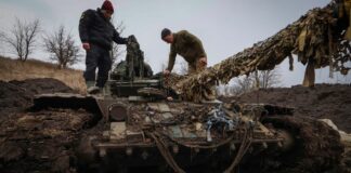 Rusia ha pasado de la defensa al ataque en el frente de Bajmut. Así lo han transmitido fuentes del Ejército ucraniano a algunos medios de comunicación y así parecen mostrarlo estas imágenes difundidas por el Ejército ruso, en las que se ven varios vehículos pesados disparando contra posiciones ucranianas.