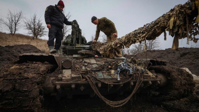 Rusia ha pasado de la defensa al ataque en el frente de Bajmut. Así lo han transmitido fuentes del Ejército ucraniano a algunos medios de comunicación y así parecen mostrarlo estas imágenes difundidas por el Ejército ruso, en las que se ven varios vehículos pesados disparando contra posiciones ucranianas.