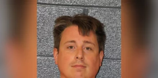 David Tatum, un psiquiatra infantil de la ciudad de Charlotte, Estados Unidos, ha sido sentenciado a 40 años de prisión por explotación sexual de menores y utilizar inteligencia artificial (IA) para crear imágenes de pornografía infantil, según la Fiscalía del distrito occidental de Carolina del Norte la semana pasada.