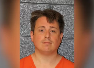 David Tatum, un psiquiatra infantil de la ciudad de Charlotte, Estados Unidos, ha sido sentenciado a 40 años de prisión por explotación sexual de menores y utilizar inteligencia artificial (IA) para crear imágenes de pornografía infantil, según la Fiscalía del distrito occidental de Carolina del Norte la semana pasada.
