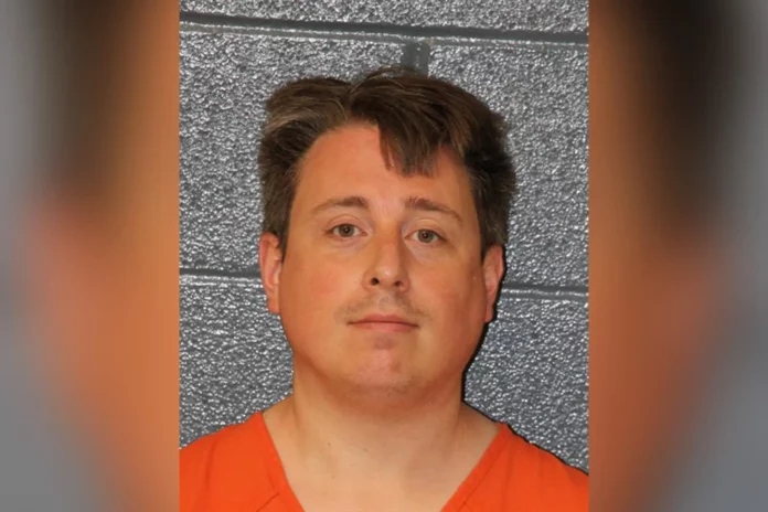 Condenan a 40 años de cárcel a psiquiatra por crear pornografía infantil con inteligencia artificial David Tatum, un psiquiatra infantil de la ciudad de Charlotte, Estados Unidos, ha sido sentenciado a 40 años de prisión por explotación sexual de menores y utilizar inteligencia artificial (IA) para crear imágenes de pornografía infantil, según la Fiscalía del distrito occidental de Carolina del Norte la semana pasada.