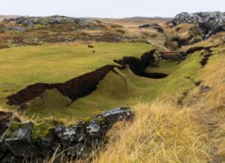 Las autoridades islandesas informaron este fin de semana que se estaban preparando para una erupción volcánica en el suroeste de la isla en los próximos días, después de una serie de terremotos y evidencia de magma propagándose rápidamente bajo tierra.