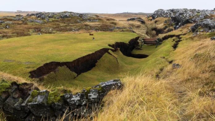Las autoridades islandesas informaron este fin de semana que se estaban preparando para una erupción volcánica en el suroeste de la isla en los próximos días, después de una serie de terremotos y evidencia de magma propagándose rápidamente bajo tierra.