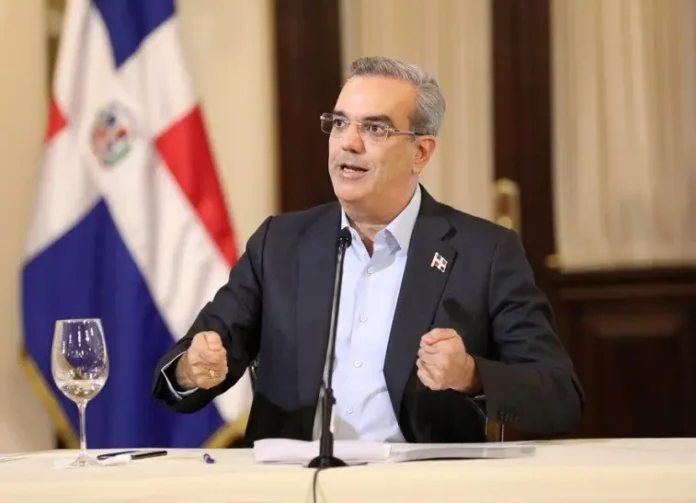 El presidente Luis Abinader afirmó este lunes que sigue con la postura de que personas "alejadas de la actividad política" integren el Tribunal Constitucional (TC), corte a la que se le sustituirán cinco de sus miembros por haber cumplido su periódo.