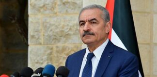 El primer ministro palestino, Mohammad Shtayyeh, no pudo contener las lágrimas durante la sesión inaugural de la reunión del gabinete en Ramallah mientras hablaba de la muerte de niños en Gaza debido a los ataques aéreos israelíes en la franja.