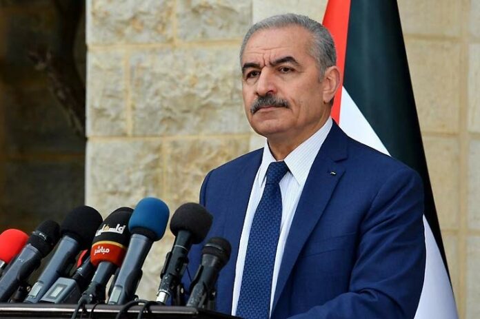El primer ministro palestino, Mohammad Shtayyeh, no pudo contener las lágrimas durante la sesión inaugural de la reunión del gabinete en Ramallah mientras hablaba de la muerte de niños en Gaza debido a los ataques aéreos israelíes en la franja.