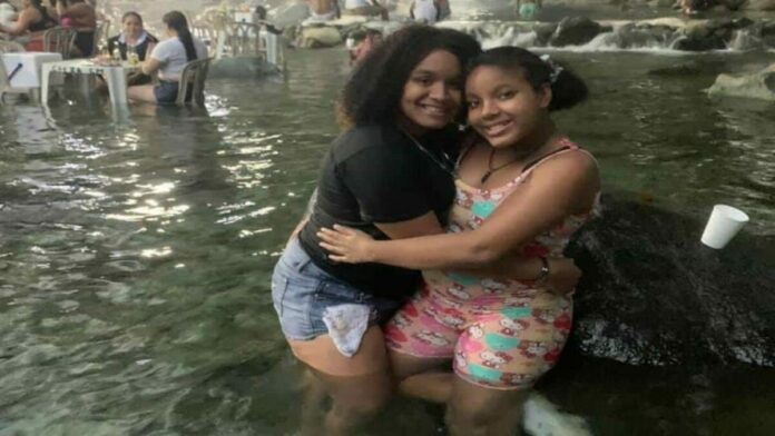 Yisneidy Yaquil Vásquez salió el martes en la noche a celebrar su cumpleaños 29 junto a su hija Jade, de 13 años, una jornada que en lugar de fiesta, acabó en desgracia, cuando la súbita crecida del río Fula, en el municipio Bonao, provincia Monseñor Noel, les arrebató la vida a las dos.