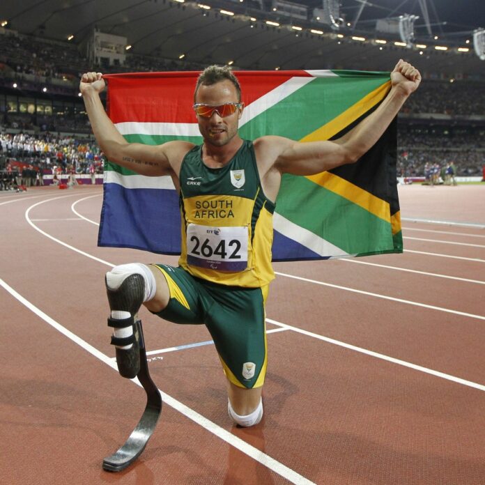 Pistorius saldrá de prisión el 5 de enero y solo podrá abandonar la zona de Pretoria, donde se apresta a instalarse, con permiso de las autoridades. También deberá asistir a sesiones para aprender a controlar su ira y realizar servicios comunitarios. Oscar Pistorius recibe libertad condicional 10 años después de matar a su novia