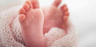El pasado lunes 30 de octubre nació en el Hospital Juaneda Miramar Derek, un bebé de 3,3 kilos que, solo por nacer, ya se ha convertido en historia de la gestación. Este niño es el primer bebé de Europa gestado por dos mujeres.