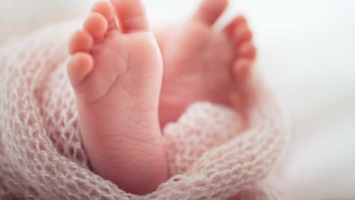 El pasado lunes 30 de octubre nació en el Hospital Juaneda Miramar Derek, un bebé de 3,3 kilos que, solo por nacer, ya se ha convertido en historia de la gestación. Este niño es el primer bebé de Europa gestado por dos mujeres.
