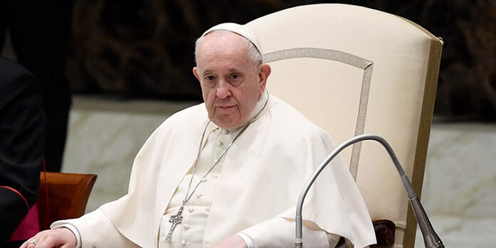 El papa Francisco recibe grupo transgénero en un almuerzo en el Vaticano El papa Francisco recibió este miércoles a un grupo de mujeres trans en el Vaticano para una comida en honor de la Jornada Mundial de los Pobres. Este acontecimiento sucede luego del reciente anuncio del sumo pontífice de permitir a las personas trans ser bautizadas y actuar como padrinos.