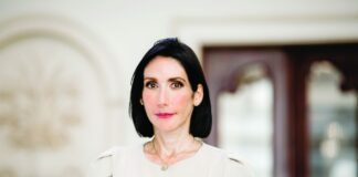 La primera dama de la República, Raquel Arbaje, respondió a las declaraciones del expresidente Leonel Fernández, en las que el candidato de la Fuerza del Pueblo dijo que el Gobierno abandonó los barrios de Santo Domingo Oeste. Arbaje respondió a un mensaje en redes sociales de Fernández, en el que le dijo que «es bueno decir la verdad», e hizo un recuento de las acciones del Gobierno en ese municipio afectado por los aguaceros del disturbio tropical.
