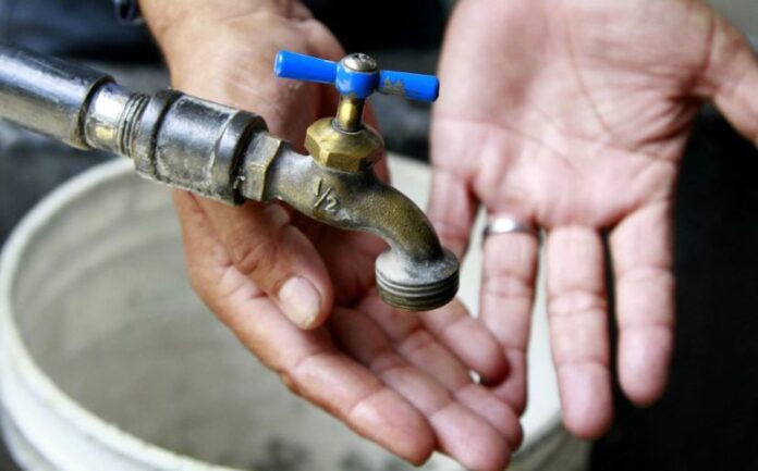 Más de un millón de dominicanos sin agua potable tras el temporal A cuatro días de las intensas lluvias que dejaron 25 fallecidos en República Dominicana, más de un millón de personas continúan sin acceso a agua potable, confirmó el Instituto Nacional de Agua Potable y Alcantarillados (Inapa).