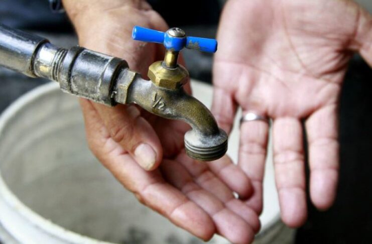 Más de un millón de dominicanos sin agua potable tras el temporal A cuatro días de las intensas lluvias que dejaron 25 fallecidos en República Dominicana, más de un millón de personas continúan sin acceso a agua potable, confirmó el Instituto Nacional de Agua Potable y Alcantarillados (Inapa).