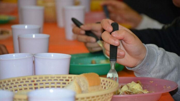 UNICEF lanza campaña “Cada Vida Cuenta” para continuar tratando la desnutrición aguda en RD Elevados precios de los alimentos, la falta de empleo formal supone para muchas familias vulnerables un alto riesgo de inseguridad alimentaria. En pleno siglo XXI, la desnutrición infantil sigue siendo una de las principales amenazas para la supervivencia, la salud y el crecimiento de millones de niños. Consciente de esta problemática, el Fondo de las Naciones Unidas para la Infancia (UNICEF) lanzó su campaña para la solidaridad: “Cada Vida Cuenta”, con el objetivo de lograr 3,000 tratamientos adicionales para contrarrestar esta situación.