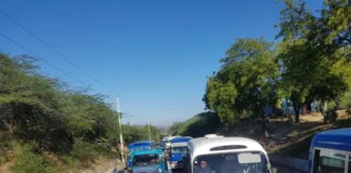 Un grupo de ciudadanos bloquearon este miércoles el paso vehicular en el tramo carretero Hato del Medio, en la carretera Santiago-Montecristi, en reclamo del desalojo de unos terrenos.