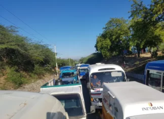Un grupo de ciudadanos bloquearon este miércoles el paso vehicular en el tramo carretero Hato del Medio, en la carretera Santiago-Montecristi, en reclamo del desalojo de unos terrenos.