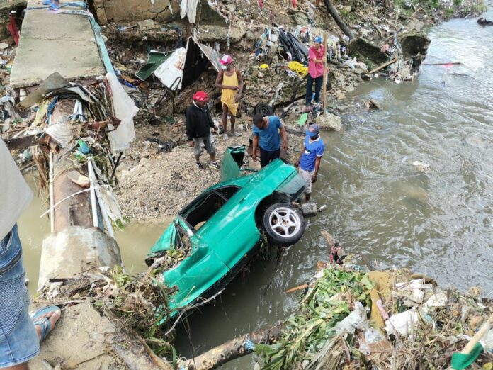 El Centro de Operaciones de Emergencia (COE) elevó a 30 el número oficial de fallecidos como consecuencia de las lluvias torrenciales que afectaron al país durante el fin de semana y que también dejaron miles de desplazados, daños en viviendas e infraestructuras así como cortes de luz y agua.