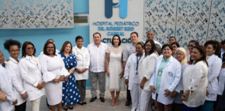 La primera dama Raquel Arbaje y el ministro de Vivienda y Edificaciones, Carlos Bonilla, entregaron este jueves a las autoridades del Hospital Infantil Robert Reid Cabral las nuevas instalaciones para facturación y cubículos para la toma de muestras.