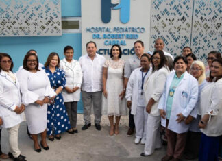 La primera dama Raquel Arbaje y el ministro de Vivienda y Edificaciones, Carlos Bonilla, entregaron este jueves a las autoridades del Hospital Infantil Robert Reid Cabral las nuevas instalaciones para facturación y cubículos para la toma de muestras.