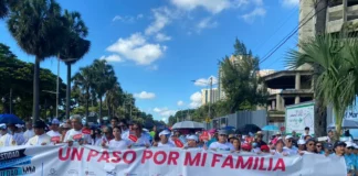 Resonaron los tambores y cientos de pasos se hicieron sentir al unísono en la caminata “Un paso por mi familia”, en el Malecón de Santo Domingo, en la avenida George Washington de la capital.