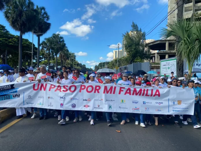 Católicos marchan con entusiasmo por la familia Resonaron los tambores y cientos de pasos se hicieron sentir al unísono en la caminata “Un paso por mi familia”, en el Malecón de Santo Domingo, en la avenida George Washington de la capital.