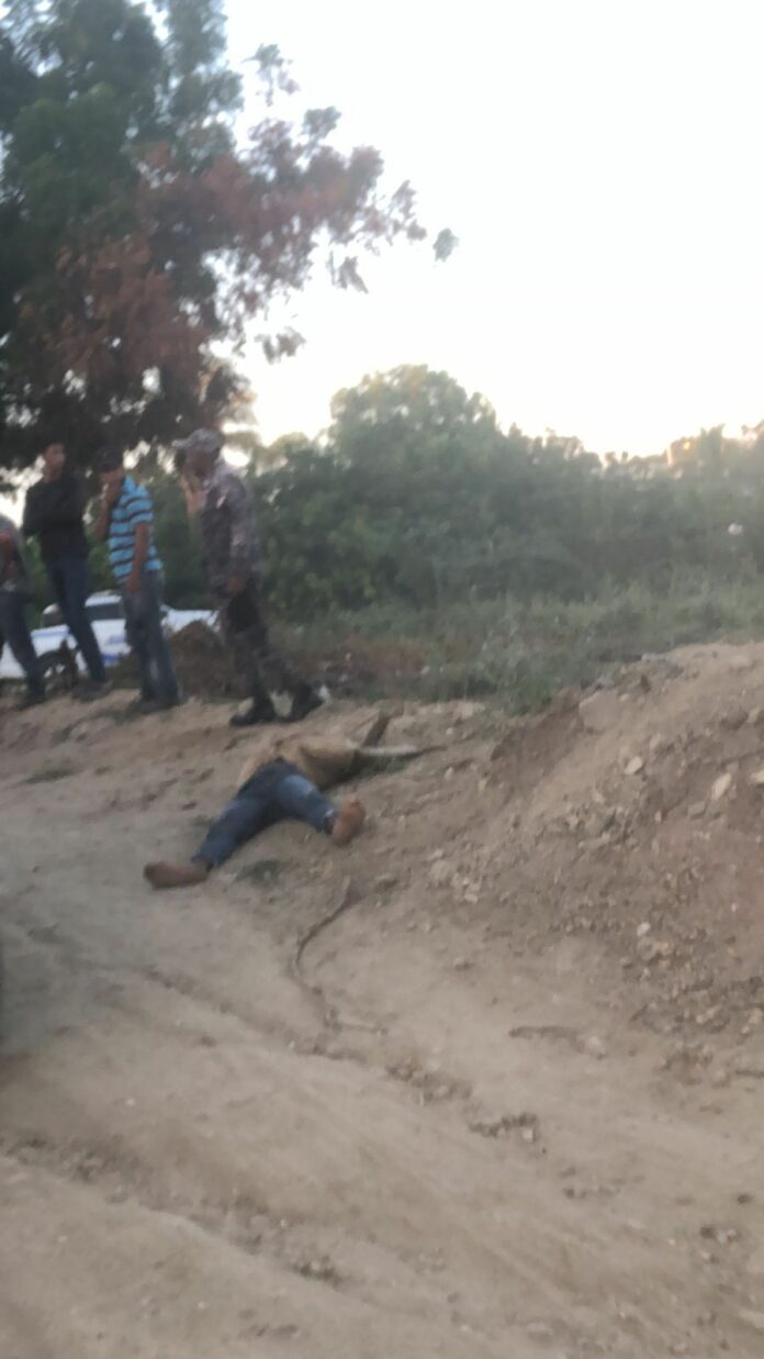 Las autoridades levantaron el cuerpo de un hombre con la cabeza dentro de un saco en el medio de una calle en el barrio Los Maestros de San Fernando de Montecristi.