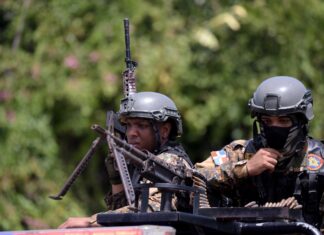 El Gobierno informó ayer que los incidentes ocurridos la mañana de ayer en las proximidades de la Pirámide 13, en la línea limítrofe entre República Dominicana y Haití, fueron originados por un grupo de haitianos que penetraron a territorio dominicano para obstaculizar el patrullaje militar en la carretera del lado oeste de la verja perimetral.