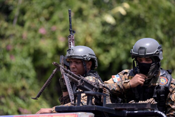 El Gobierno informó ayer que los incidentes ocurridos la mañana de ayer en las proximidades de la Pirámide 13, en la línea limítrofe entre República Dominicana y Haití, fueron originados por un grupo de haitianos que penetraron a territorio dominicano para obstaculizar el patrullaje militar en la carretera del lado oeste de la verja perimetral.
