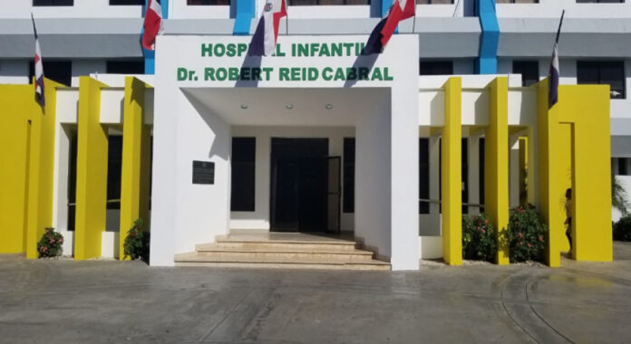 Los médicos del área de emergencias del Hospital Infantil Robert Reid Cabral detuvieron momentáneamente sus servicios durante la noche del lunes, por miedo a ser agredidos, de acuerdo con el equipo de prensa del centro.