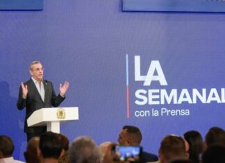 Gobierno beneficiará a 2,500,000 personas con bono de RD$1,500 con motivo de la Navidad El presidente Luis Abinader anunció este lunes que el gobierno beneficiará a 2, 500,000 dominicanos con un bono navideño de RD$1500.00 “el mayor jamás entregado en el país”.